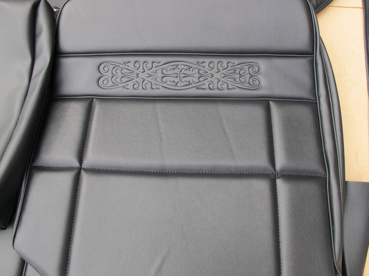 Holden Premier HT Premier Sedan 10R Black Seat Covers (Image 3 of 10)